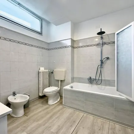 Centro & Leonardo: Trilocale Moderno Con Balcone
