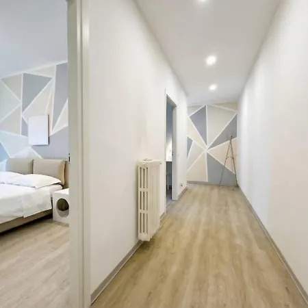Centro & Leonardo: Trilocale Moderno Con Balcone Sesto Calende