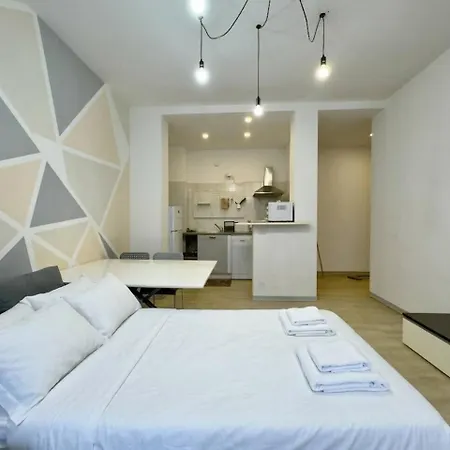Centro & Leonardo: Trilocale Moderno Con Balcone